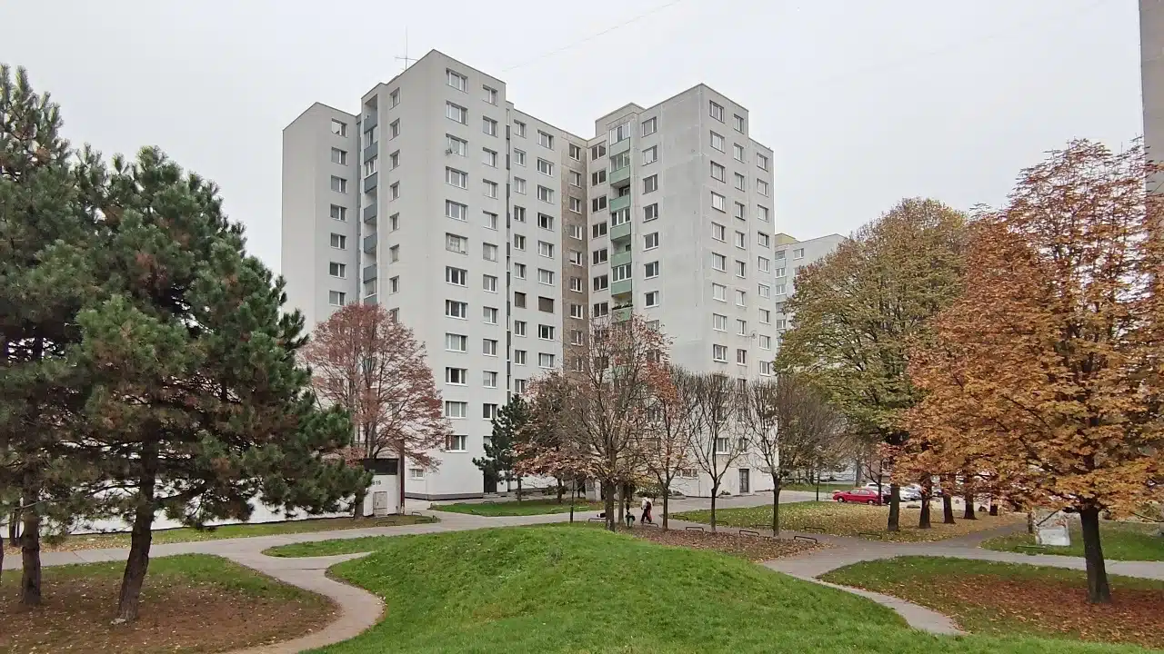 3 izbový byt v Petržalke na Ševčenkovej - prostredie domu
