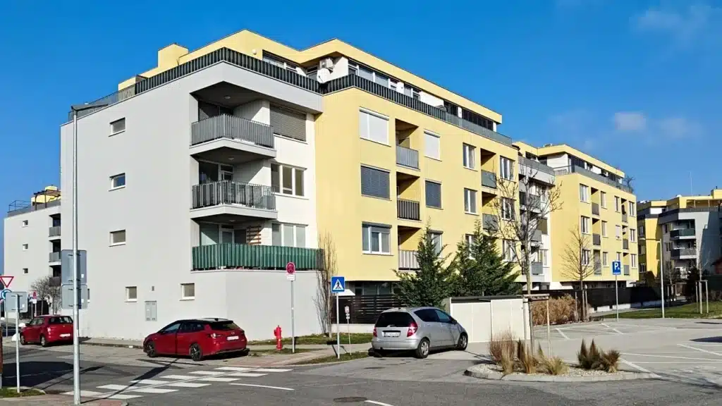 2 izbový byt v Bratislave-DNV - pohľad na bytový dom